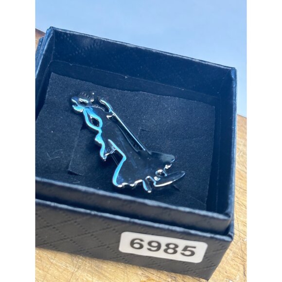 Barbie in the solo brooch Vintage-Inspired Silver-Toned Elegant Woman Metal Pin - Picture 7 of 8